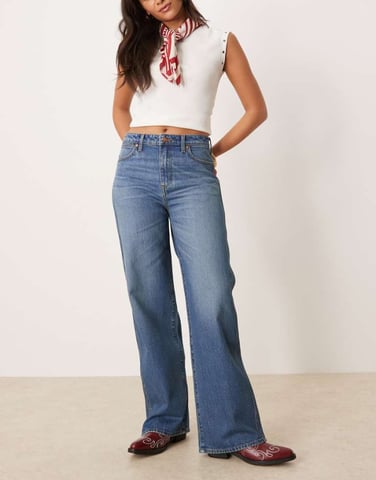 Wrangler löst rak passform jeans i tvättad mellanblå