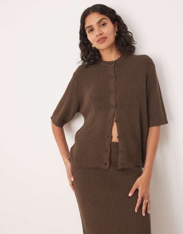 ASOS DESIGN kortärmad bouclé cardigan-set i choklad