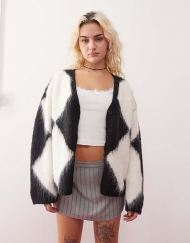 Monki fluffig garnstickad cardigan med V-krage i svart och vitt rutmönster jacquard