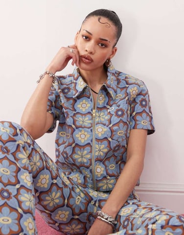 Wrangler zip front top in blue 70s print