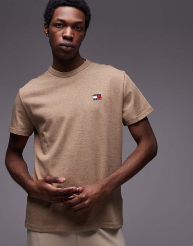 Tommy Jeans vanlig badge-logotyp t-shirt i beige melange
