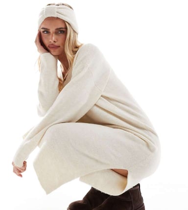 Vero Moda Petite oversized stickad v-ringad maxiklänning i crème melange