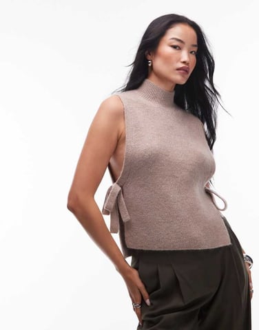 & Other Stories ull- och mohairblandning mock neck stickad väst med sidoknytning i beige