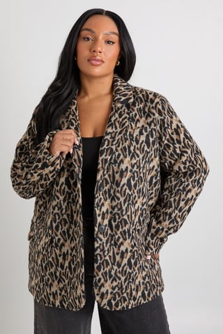 Boohoo Plus blazer met luipaardprint, schoudervulling en wollook