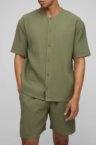 Oversized overhemd zonder kraag met plissé en korte mouwen