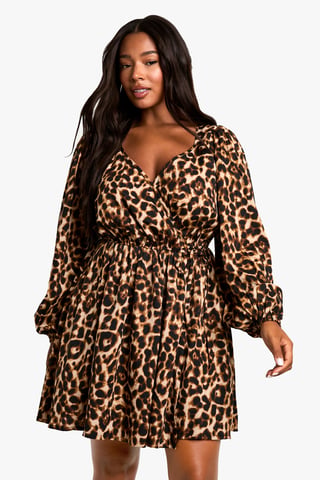 Boohoo Plus wikkeljurk met luipaardprint en smokdetail