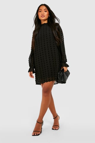 Boohoo Petite Dobby jurk met textuur, hoge hals en recht model