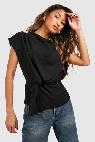 Boohoo Blouse van crêpe met gehamerde structuur, knoopdetail aan de voorkant en watervalhals