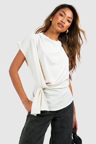 Boohoo Blouse met knoopdetail aan de voorkant, watervalhals en gehamerde textuur