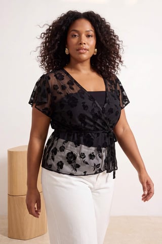 Trendyol Curve Women's Black Floral Short Fitted Plus Size Blouses