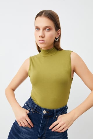 Damesblouse zonder mouwen met halve col