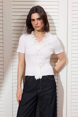 TRENDYOLMİLLA Women's Ecru Floral Short Fitted Blouses