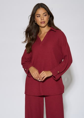 Top de color morado con textura, cuello en V y mangas remangadas