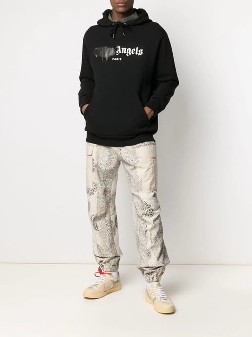Schwarzer Kapuzenpullover mit aufgesprühtem Logo von Palm Angels Paris - Image 4