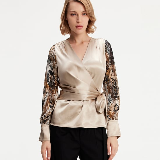 Cross Heart Top met bloemenprintmouwen - Image 1