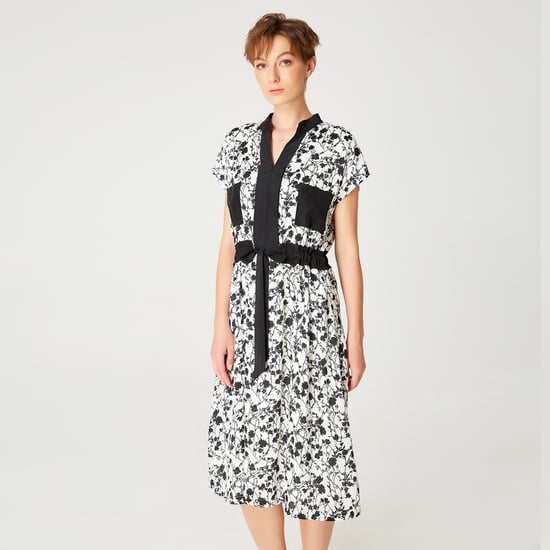Robe i bi matière med blommigt tryck i svartvitt och ceinture med coulisse - Image 2