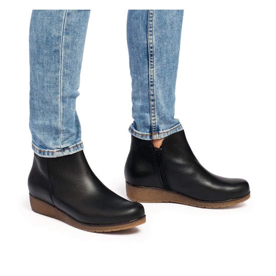 Women's Leather Ankle Boot Winter Shoes in Black