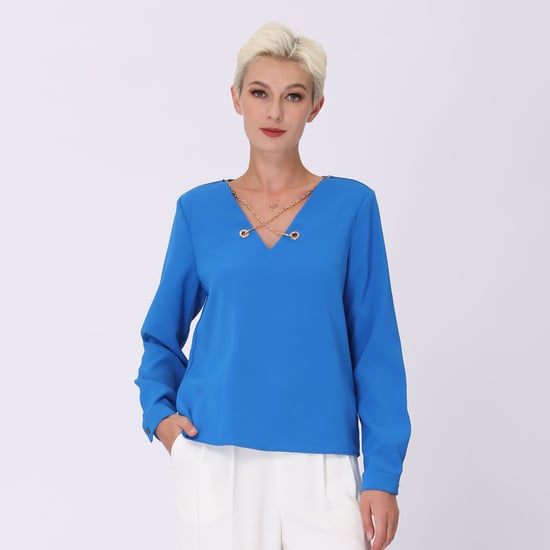 V -neck blouse en decoratieve ketting - Image 6