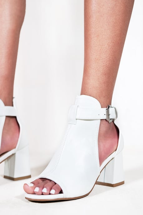 Where's That From Womens Lisa Block Heel With Side Buckle And Open Toe Front - White