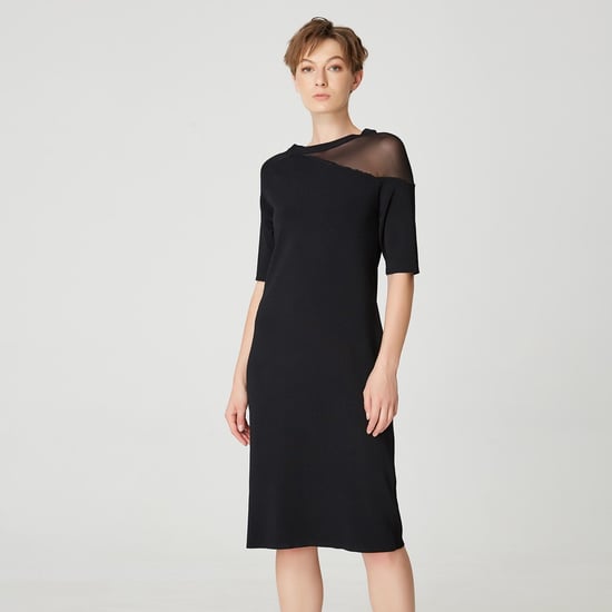 Minimalistisk jerseyklänning med asymmetrisk skärning - Image 1