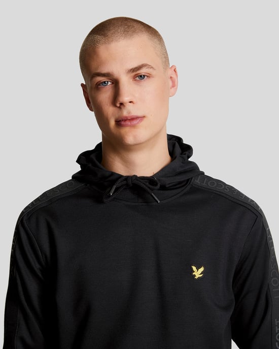 Lyle & Scott Men's Sports Pocket Branded Hoodie in Jet Black