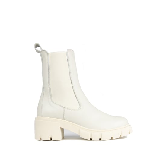 María Barceló Chelsea Boots in Black