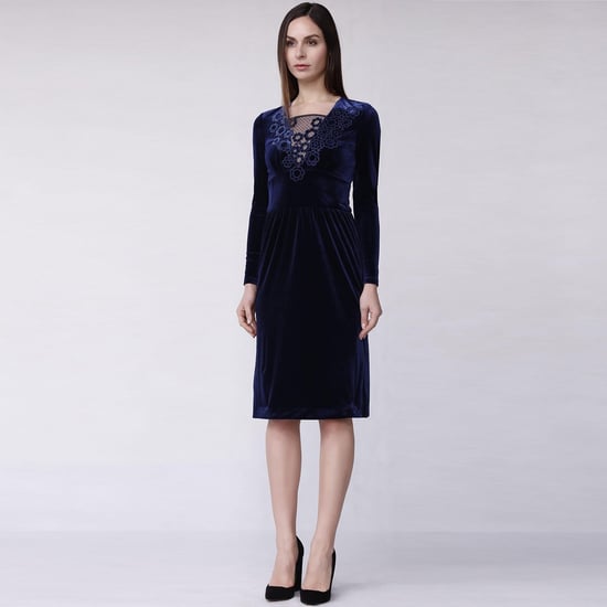 Lace neckline velvet dress - Image 1