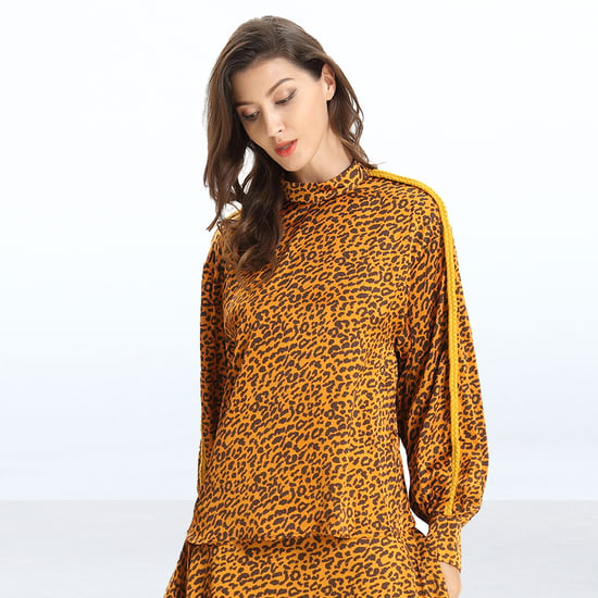 Blus i leopardmönster och ärmar med tofsar - Image 2