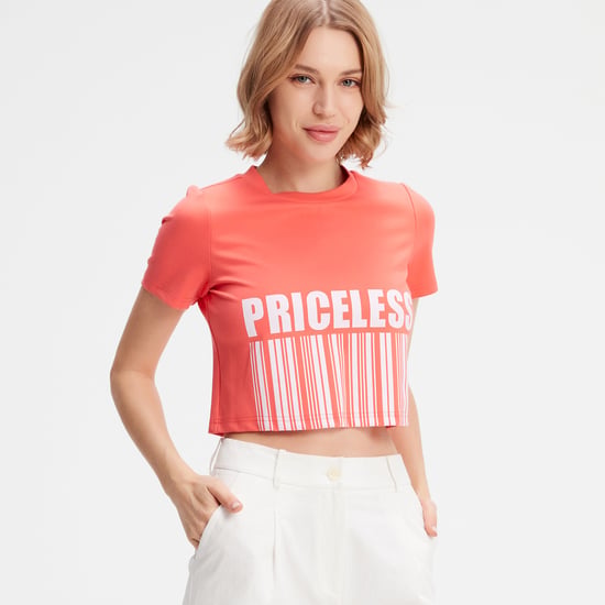 Crop t-shirt med Typo-tryck - Image 2