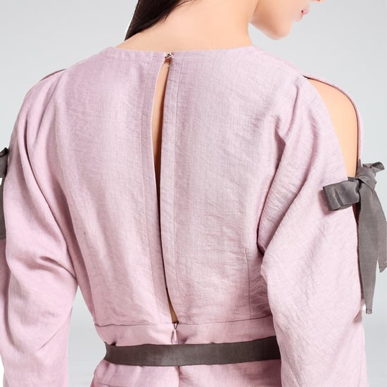 Robe cintrée manches longues épaules dénudées col V