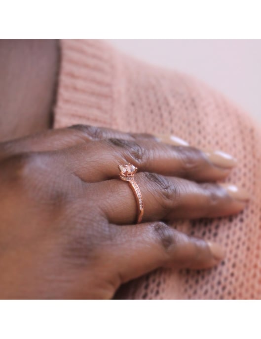 Enkel fyrkantig ring - roséguld och kristall - Image 4
