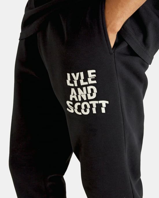 Men's Lyle & Scott Ripple Logo Jogger in Black - Image 4