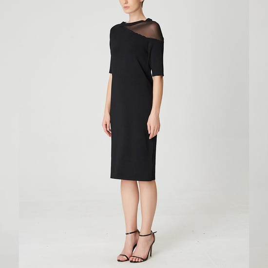 Minimalistisk jerseyklänning med asymmetrisk skärning - Image 4