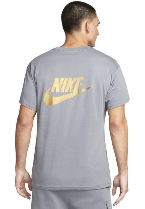 Nike Sportswear Standaard Issue T-Shirt in Poolgrijs - Image 2