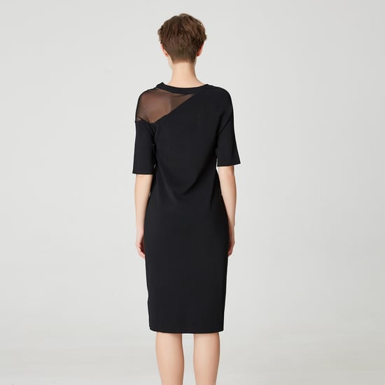 Minimalistisk jerseyklänning med asymmetrisk skärning - Image 3