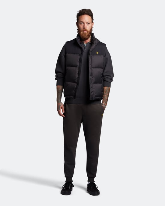 Lyle & Scott gewatteerde bodywarmer in zwart - Image 2