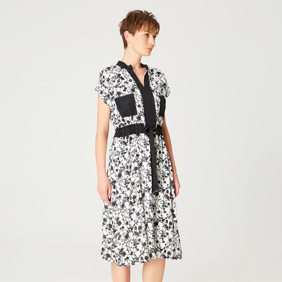 Robe i bi matière med blommigt tryck i svartvitt och ceinture med coulisse - Image 3