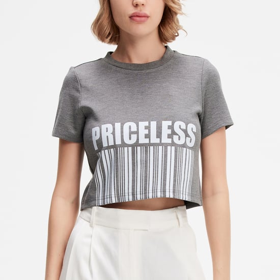 Crop t-shirt med Typo-tryck - Image 2