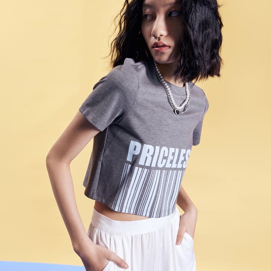 Crop t-shirt med Typo-tryck - Image 5