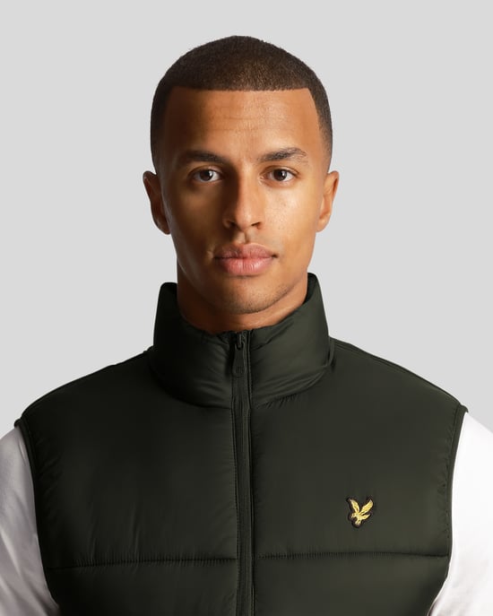 Lyle & Scott Vadderad Gilet i Olivgrön - Image 4