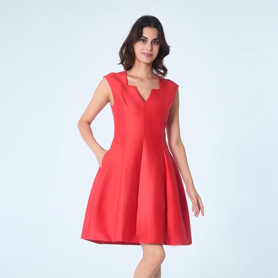 Fit-and-flare satijnen korte jurk met vierkante V-hals - Image 1