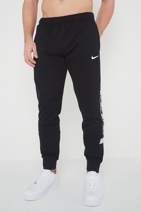 Nike Heren Herhaal Taping Logo Fleece Cuffed Joggers in Zwart - Image 1