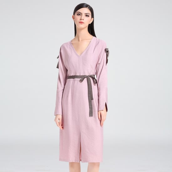 Robe cintrée manches longues épaules dénudées col V