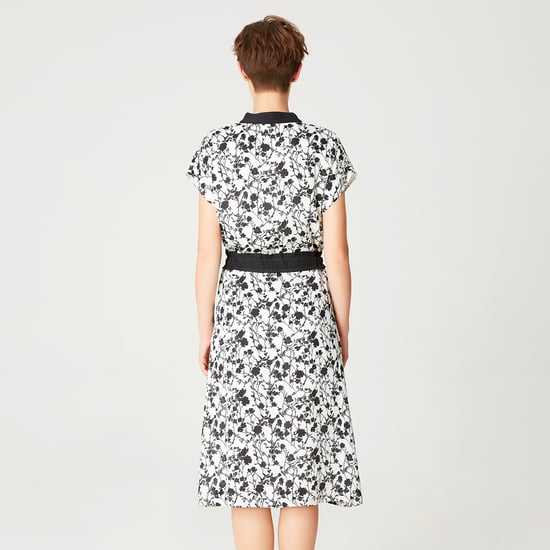 Robe i bi matière med blommigt tryck i svartvitt och ceinture med coulisse - Image 5
