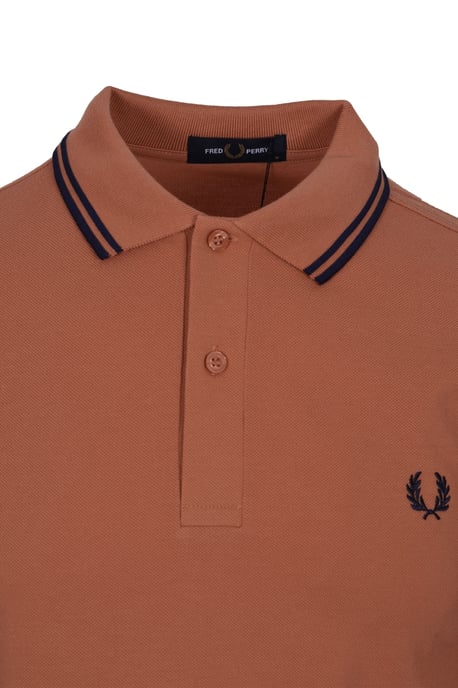 Fred Perry Twin Tipped Poloshirt Licht Rust/Frans Marineblauw - Image 2