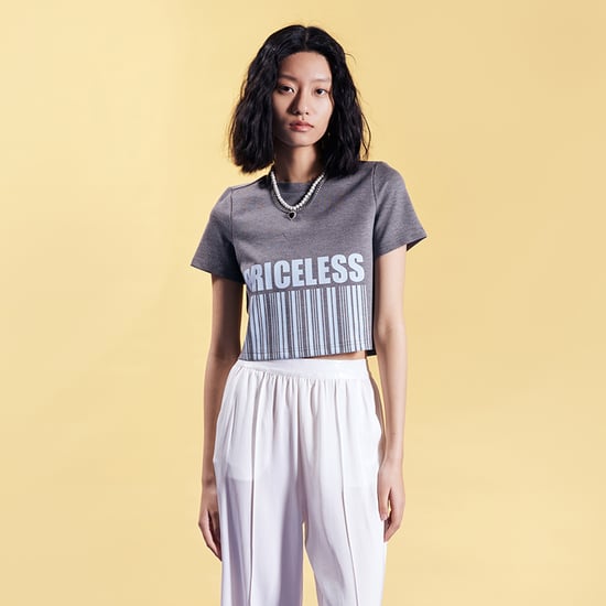 Crop t-shirt med Typo-tryck - Image 6