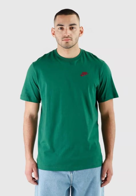 Nike Sportswear Club Heren T Shirt in Groen - Image 1