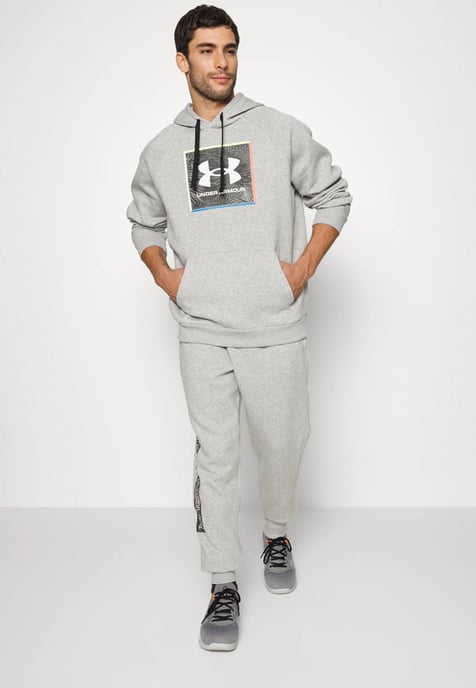 Under Armour Rivel grafisch trainingspak voor heren in grijs - Image 1