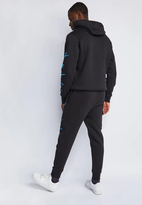 Nike Sportswear Standard Issue Hooded Tracksuit in Zwart - Image 2