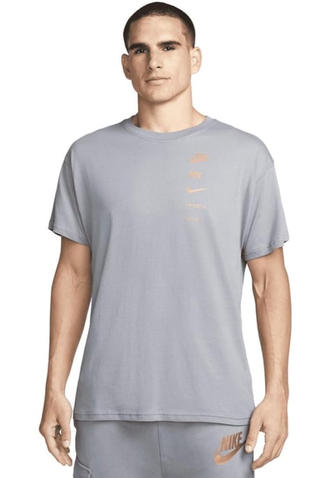 Nike Sportswear Standaard Issue T-Shirt in Poolgrijs - Image 1